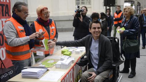 Manuela Carmena y su edil Pablo Soto votan ayer en el patio de Cibeles