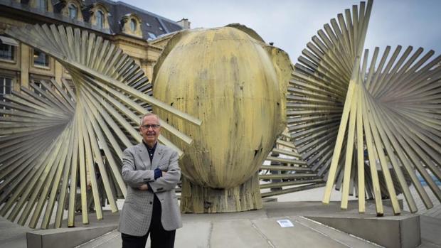 Manolo Valdés con algunos de sus esculturas en la plaza Vendôme de París, en septiembre