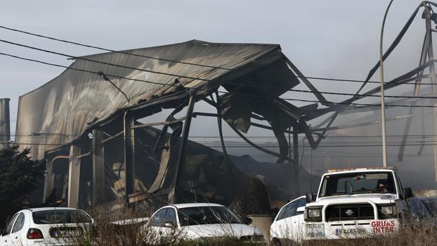 Los bomberos terminan el servicio del incendio en Paterna una semana después