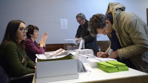 Un hombre vota, ayer por la mañana, en la Junta de Distrito de Salamanca