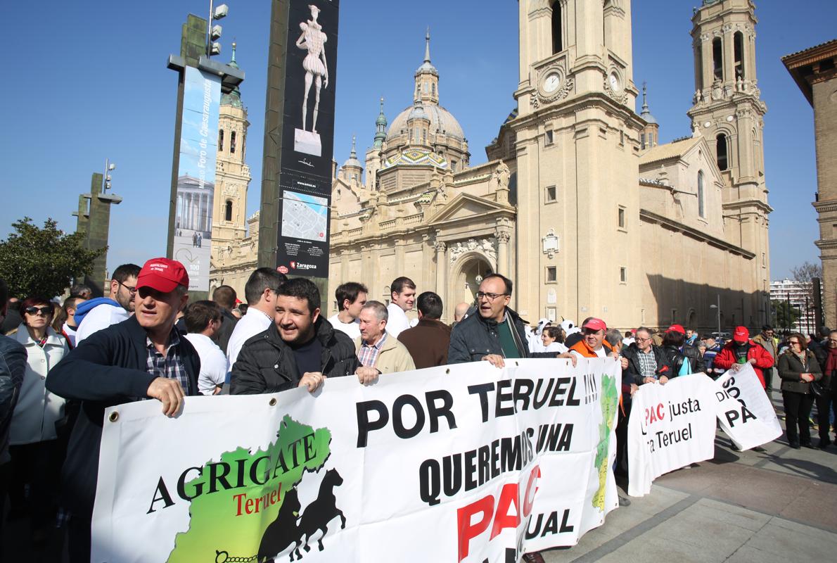 Medio millar de personas se sumaron a la manifestación que recorrió el centro de Zaragoza