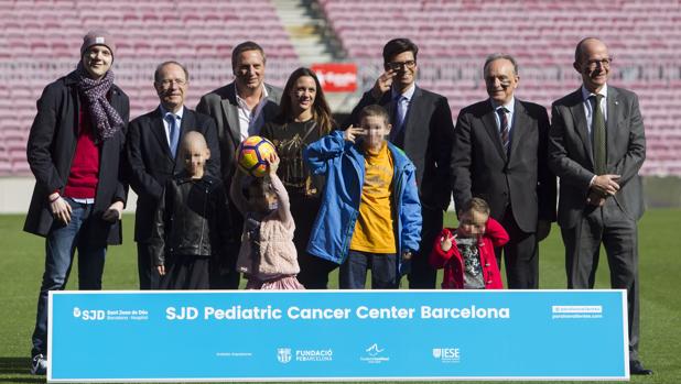 Foto de familia tras la rueda de prensa para dar a la implicación de Fundación Leo Messi en el proyecto