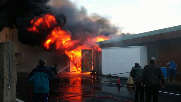 Vecinos de Abejar intentan sofocar el incendio