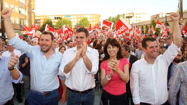 Pedro Sánchez, arropado por Puente, Ana Redondo y Luis Tudanca en la campaña electoral de 2016