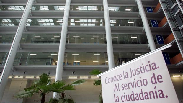 Una mujer demanda a la Generalitat por no concederle la ayuda de víctima de violencia de género
