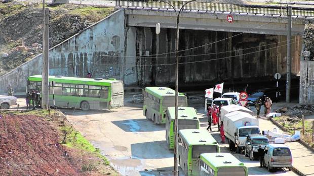 Autobuses y ambulancias, durante la evacuación de la ciudad siria de Alepo en 2016