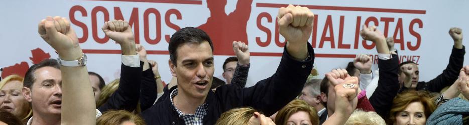 Pedro Sánchez cantando la Internacional con militantes al término del acto en Calasparra (Murcia) el 7 de febrero