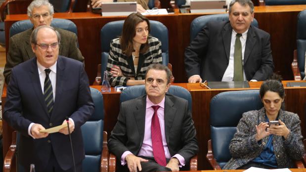 Ángel Gabilondo, portavoz del PSOE en la Asamblea de Madrid, junto a otros diputados de su bancada