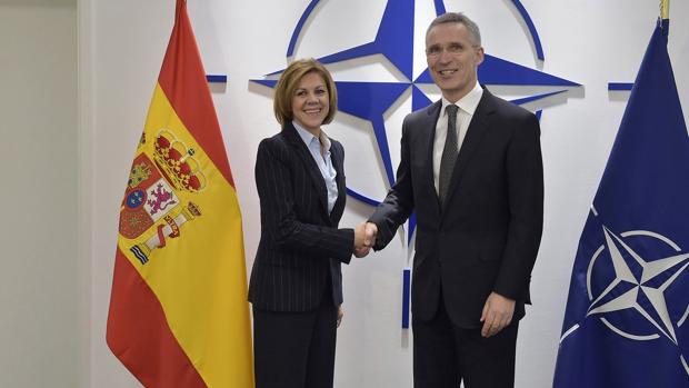 María Dolores de Cospedal saluda al secretario general de la OTAN, Jens Stoltenberg