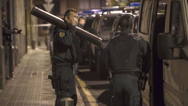 Agentes de la Guardia Civil registran el domicilio de un yihadista en Bilbao