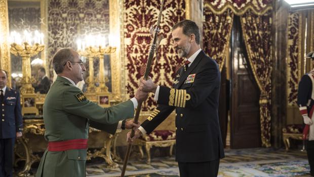 El Rey entrega una de las cinco alabardas este jueves a la Brigada «Rey Alfonso XIII» de la Legión en el Palacio Real