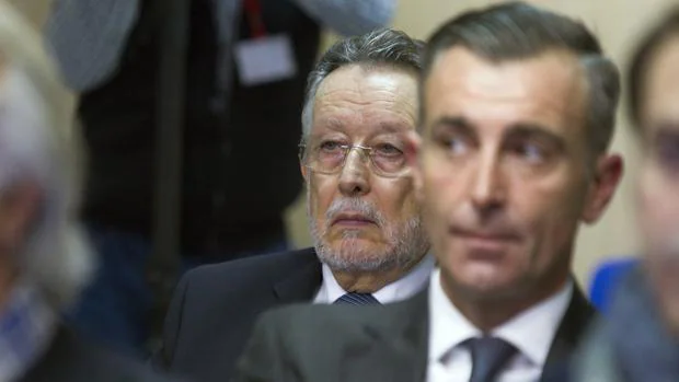 El exvicealcalde de Valencia, Alfonso Grau, y el exdirector de Cacsa, José Manuel Aguilar, durante el juicio de Nóos