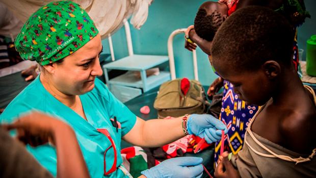 La cirujana Lucía Diego atiende a una niña de Kenia