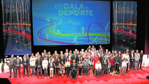 Foto de familia de todos los premiados en la XXIV Gala del Deporte