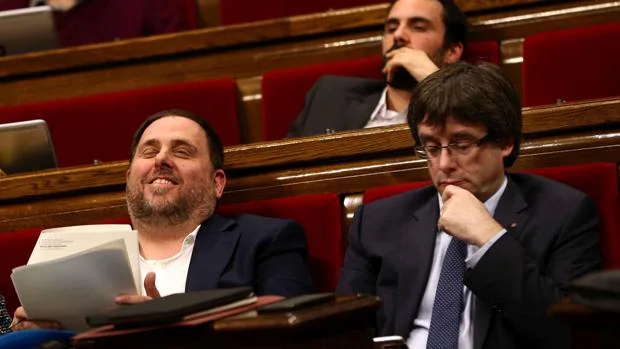 Oriol Junqueras, en el Parlamet junto a Carles Puigdemont