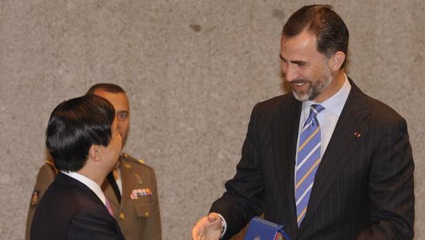 Felipe VI y Naruhito, se saludan en el comité bilateral de cooperación celebrado en 2013