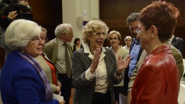 La presidenta del Comisionado, Paca Sauquillo, la alcaldesa de Madrid, Manuela Carmena, y el tercer teniente de alcalde, Mauricio Valiente