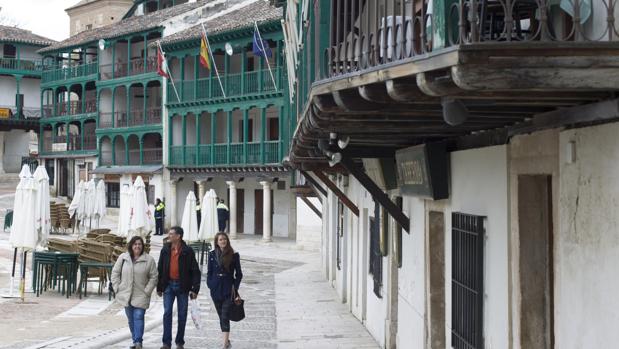 Unas personas recorren la plaza de Chinchón