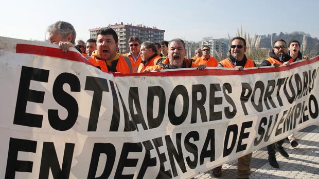Un grupo de estibadores protesta en Guipúzcoa durante un acto del ministro de Fomento