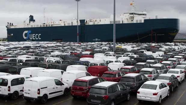 Una remesa de vehículos esperan a ser embarcados en el puerto de Vigo