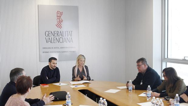 Imagen de los consellers Marzà y Bravo con los representantes sindicales