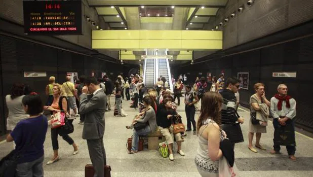 Usuarios esperan en los andenes de una estación de metro en Valencia