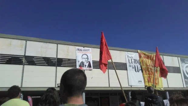 Imagen del cartel con la amenaza dirigida a Arcadi Navarro que ayer colgaron en la UAB