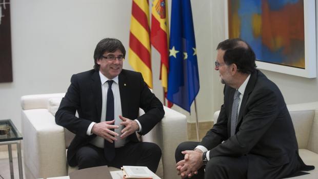 Puigdemont y Rajoy, durante el encuentro oficial que mantuvieron en Madrid el pasado abril