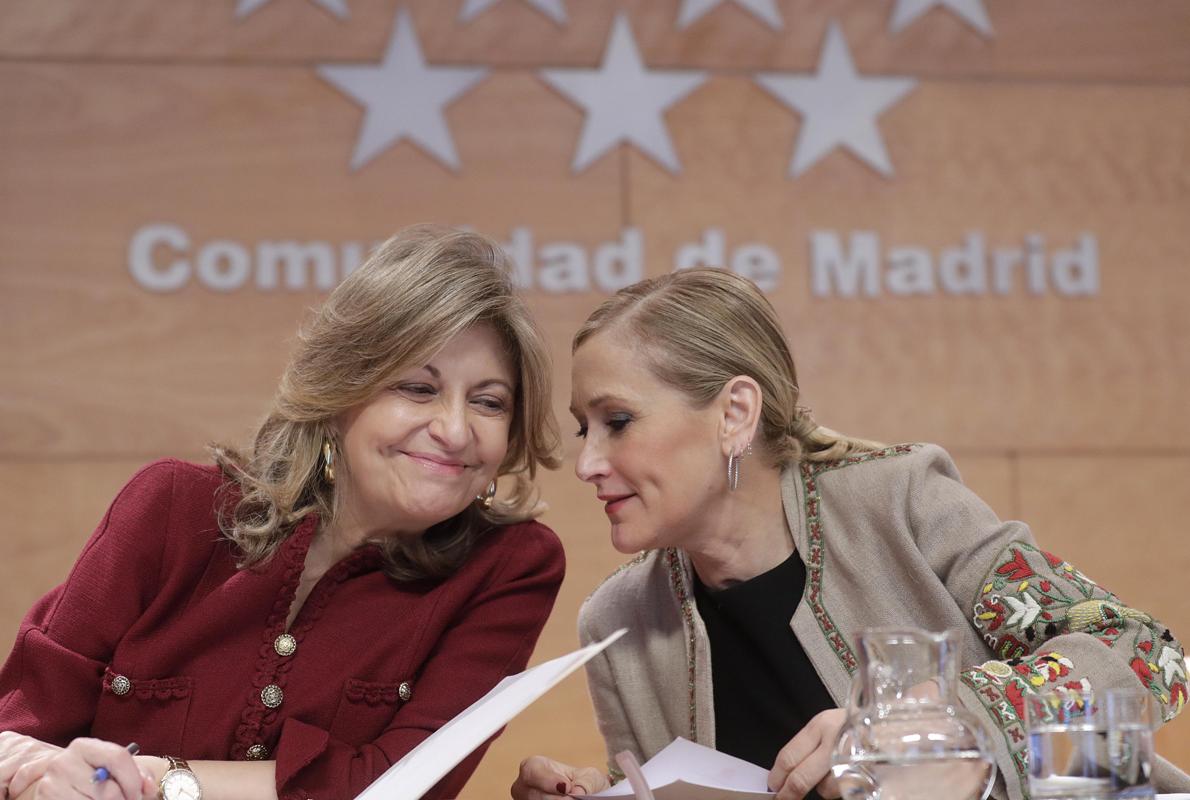 Cristina Cifuentes, junto a la consejera de Economía, Empleo y Hacienda, Engracia Hidalgo