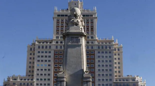 Vista del Edificio España y el monumento de Miguel de Cervantes
