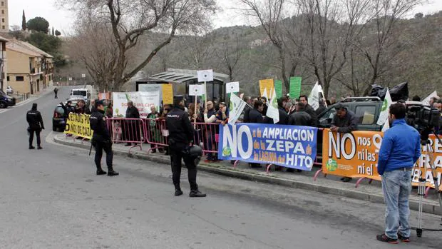 Manifestantes en las inmediaciones de las Cortes