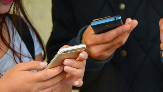 Dos usuarios utilizan la red wifi desde sus dispositivos móviles