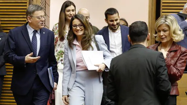 Ximo Puig y Mónica Oltra, acompañados de varios conselleres, este jueves en las Cortes