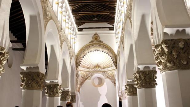 El edificio fue construido como sinagoga a mediados del siglo XII y en 1411 «se transformó en iglesia, bajo la advocación de Santa María la Blanca