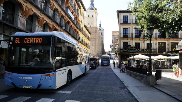 Autobús urbano en la plaza de Zocodover de Toledo