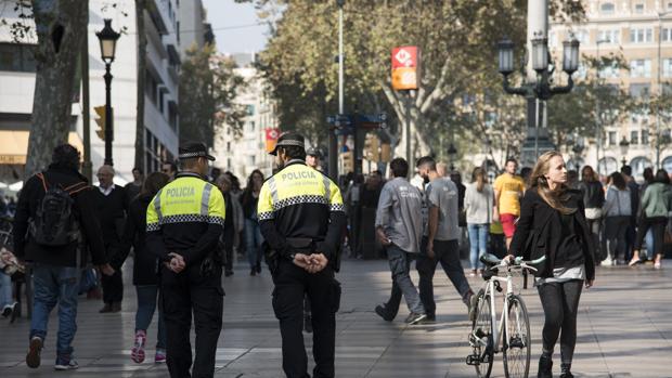 Una pareja de la Guardia Urbana patrulla por el centro de Barcelona