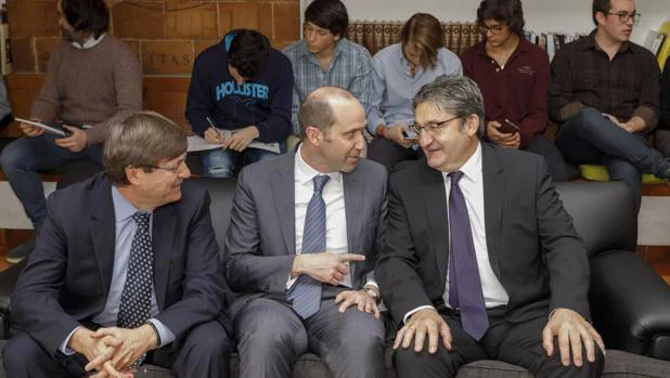 Miguel Ángel Liso (derecha) y Óscar Campillo (izquierda) conversa con el director del Colegio Mayor Peñafiel, Javier González