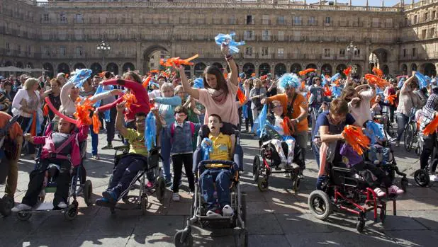 Un grupo de personas con parálisis cerebral y sus familias celebran el Día Mundial en la Plaza Mayor de Salamanca