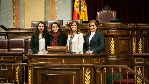 La vicepresidenta tercera del Congreso, Rosa Romero, ha recibido a la Dulcinea 2016, Eva Masías, y a las damas Lourdes Serrano y Patricia de Pastor