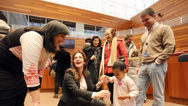 La presidenta de las Cortes, Silvia Clemente, acompañada por los otros miembros de la Mesa de las Cortes de Castilla y León, recibe a los visitantes en la pasada jornada de Puertas Abiertas