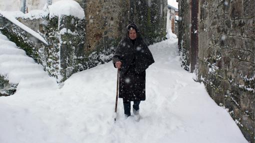 Una anciana en un nevado Vilariño de Conso (Orense)