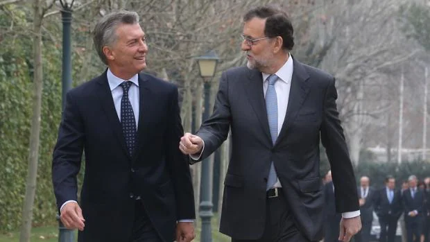 Mauricio Macri y Mariano Rajoy, en un paseo por los jardines de La Moncloa