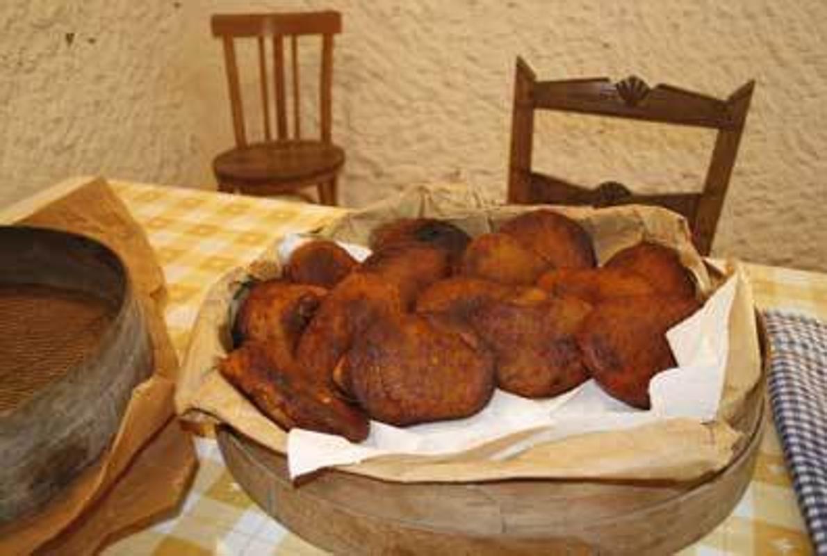 Vídeo: dos Erasmus alemanas explican cómo hacer las tradicionales tortillas canarias de Carnaval