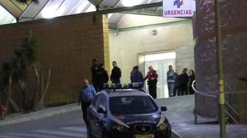 Imagen de los familiares en el hospital tras el suceso