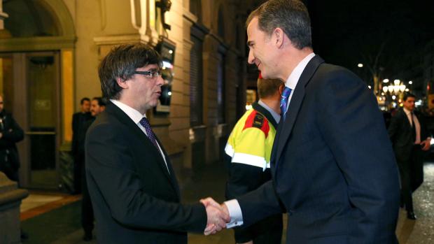 Don Felipe saluda a Puigdemont, durnate la cena inaugural del MWC de 2016