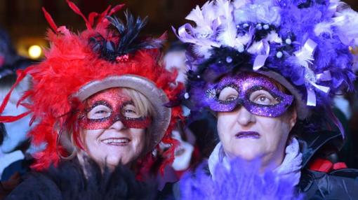 Dos mujeres, disfrazadas, ayer en la Plaza Mayor