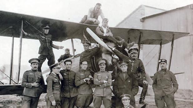 Tras la Primera Guerra Mundial, el ejército español incorporó los aeroplanos «Avro 504» a sus escuelas de pilotos. En la imagen, grupo de alumnos de la décima promoción de Zaragoza (Foto, Museo del Aire)