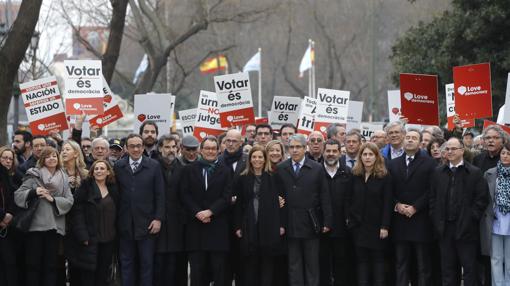 Manifestantes y políticos soberanistas acompañan a Homs a su llegada al Tribunal Supremo