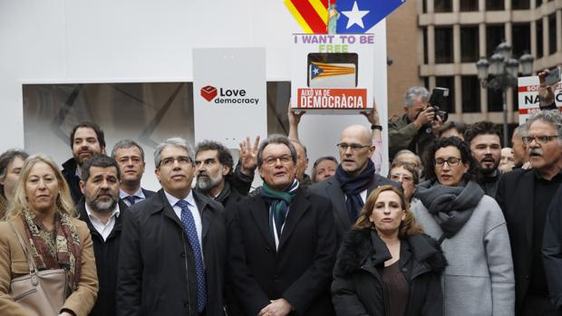 Manifestantes y políticos soberanistas acompañan a Homs a su llegada al Tribunal Supremo