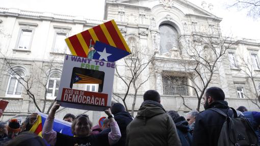 Manifestantes y políticos soberanistas acompañan a Homs a su llegada al Tribunal Supremo